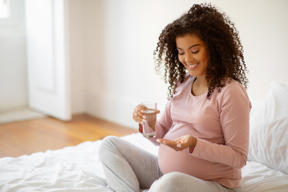 pregnant-woman-taking-acetaminophen